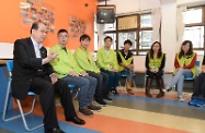 張建宗（左一）與禮賢會彩雲綜合青少年服務中心的青年分享個人工作經驗，並鼓勵他們繼續努力，開創前路。