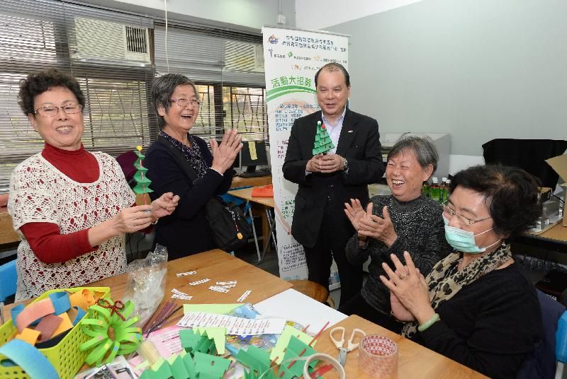 張建宗（中）在禮賢會彩雲綜合青少年服務中心參觀長者製作聖誕禮物的情况。