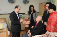 Mr Cheung chats with an elderly resident to gain a better understanding of the man's daily life.