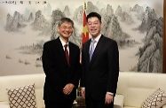 The Secretary for Labour and Welfare, Dr Law Chi-kwong, commenced his visit programme in New York with his delegation. Photo shows Dr Law (left) calling on the Deputy Consul General of the People's Republic of China in New York, Dr Zhao Yumin, to update him on the recent developments in Hong Kong.