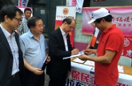 Mr Cheung (second right) joins the signature campaign to support the Government's proposals for selecting the Chief Executive by universal suffrage.