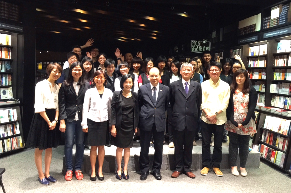 Mr Cheung (fourth right, front row) is pictured with a group of trainees attached to a major bookstore. Third right, front row is the Vice President of The Eslite Spectrum, Mr Allen Su.