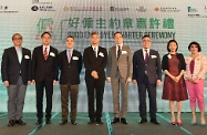 The Secretary for Labour and Welfare, Dr Law Chi-kwong, and the Commissioner for Labour, Mr Carlson Chan, attended at the Good Employer Charter Ceremony today (September 14) to give recognition to employer organisations supporting the Charter and adopting good people management practices. Photo shows Dr Law (fourth left) and Mr Chan (fourth right) with representatives of supporting organisations.