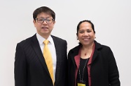 勞工及福利局局長蕭偉強（左）與菲律賓駐香港總領事Bernardita L. Catalla會面，就有關本港外籍家庭傭工的政策交換意見。