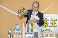 The Secretary for Labour and Welfare, Mr Matthew Cheung Kin-chung, officiated at the International KamCha Competition 2014 (Hong Kong-Style Milk Tea) Hong Kong Final, during which he demonstrated milk tea brewing.