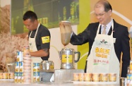 Mr Cheung (right) demonstrates milk tea brewing with contestants from the Society for the Aid and Rehabilitation of Drug Abusers.
