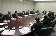 The Secretary for Labour and Welfare, Mr Matthew Cheung Kin-chung (eighth left), meets with participants of "Meridian 2013 - Leadership Insight" to share his experience in serving the community through his career in the Administration.