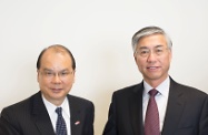勞工及福利局局長張建宗（左）與中國駐大韓民國特命全權大使邱國洪會面，就共同關注的議題交換意見。