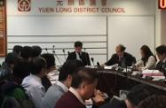 劳工及福利局局长张建宗（右三）出席元朗区议会会议，听取议员对退休保障谘询文件的意见。