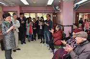 The Chief Executive, Mrs Carrie Lam (first left), and the Secretary for Labour and Welfare, Dr Law Chi-kwong (second left), visited elderly residents in a contract home of the Social Welfare Department in Tsz Wan Shan to extend their Lunar New Year greetings.