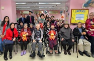 The Chief Executive, Mrs Carrie Lam, and the Secretary for Labour and Welfare, Dr Law Chi-kwong, visited elderly residents in a contract home of the Social Welfare Department in Tsz Wan Shan to extend their Lunar New Year greetings. Photo shows Mrs Lam (second row, centre), Dr Law (back row, third left) and the Deputy Director of Social Welfare (Services), Mr Lam Ka-tai (back row, first left), with the elderly, their families and staff.
