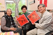 The Chief Executive, Mrs Carrie Lam, and the Secretary for Labour and Welfare, Dr Law Chi-kwong, visited elderly residents in a contract home of the Social Welfare Department in Tsz Wan Shan to extend their Lunar New Year greetings. Photo shows Mrs Lam (centre) and Dr Law (right) visiting 97-year-old Uncle Fook and are being presented with spring couplets.