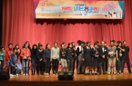 张建宗（前排右三）与摘下第二届社会资本校际话剧比赛全场总冠军的浸信会吕明才中学队伍合照。