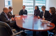 The Secretary for Labour and Welfare, Dr Law Chi-kwong (second right), met with the Commissioner of the New York City Human Resources Administration and the Department of Homeless Services, Mr Steven Banks (first left), to exchange views on poverty alleviation and provision of social services.