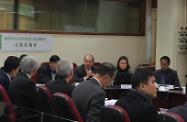 劳工及福利局局长张建宗（右三）出席北区区议会会议，听取议员对退休保障谘询文件的意见。
