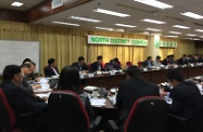 张建宗（左二）出席北区区议会会议，听取议员对退休保障谘询文件的意见。