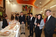 The Secretary for Labour and Welfare, Dr Law Chi-kwong, visited Southern District and called at the TWGHs Jockey Club Rehabilitation Complex in Aberdeen. Photo shows Dr Law (first right) accompanied by the Superintendent of the complex, Ms Fanny Ong (second right), visiting iBakery, a social enterprise employing persons with disabilities.
