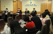 The Secretary for Labour and Welfare, Dr Law Chi-kwong, visited Southern District and met with District Council members. Photo shows Dr Law (second right); the Under Secretary for Labour and Welfare, Mr Caspar Tsui (second left), and the Chairman of Southern District Council, Mr Chu Ching-hong (first right), exchanging views with members on district matters.