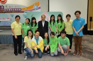 張建宗（後排左四）在典禮後與其中一間支持機構──香港青少年服務處的學員、友師及職員合照。