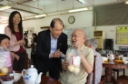 The Secretary for Labour and Welfare, Mr Matthew Cheung Kin-chung (second right), today (September 17) presents a gift pack to an elderly person residing in the Hong Kong Jockey Club Helping Hand Zhaoqing Home for the Elderly in Zhaoqing, Guangdong.