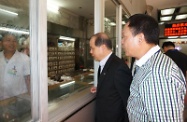 张建宗（右二）在高要市人民医院院长陪同下参观医院的中药部。