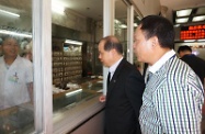 Accompanied by the head of the Gaoyao People's Hospital, Mr Cheung (second right) visits the Chinese medicine unit of the hospital.