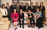 张建宗（前排左二）与高锟教授伉俪（前排右二及右三）及其他出席典礼的嘉宾合照。