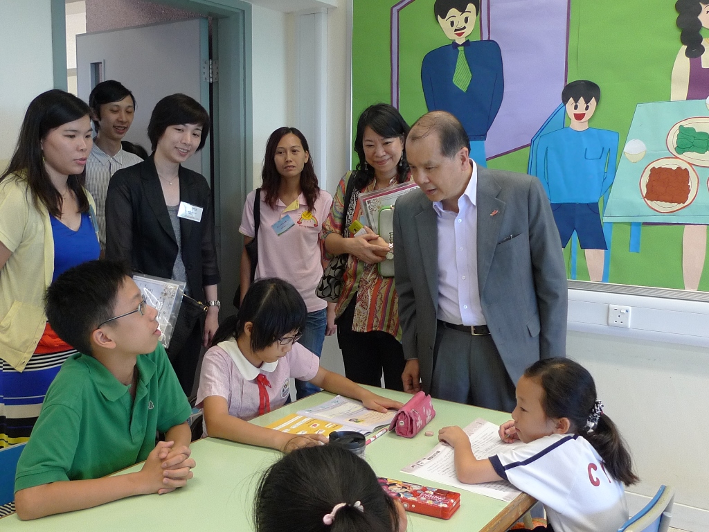 張建宗較早前到天水圍實地瞭解「晴天計劃」跨校合作的日常運作。