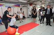 The Secretary for Labour and Welfare, Dr Law Chi-kwong, visited Yau Tsim Mong District and called at the Mental Health Association of Hong Kong (MHAHK) Yaumatei Day Activity Centre. Photo shows (from right) Dr Law; the Chief Officer (Service) of the MHAHK, Ms Candy Shum; the Chairman of Yau Tsim Mong District Council, Mr Chris Ip; and the Director of the MHAHK, Ms Kimmy Ho, watching trainees receiving physiotherapy and occupational therapy training.