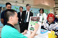 The Secretary for Labour and Welfare, Dr Law Chi-kwong, visited Yau Tsim Mong District and called at the Mental Health Association of Hong Kong (MHAHK) Yaumatei Day Activity Centre. Photo shows Dr Law (third right); the Under Secretary for Labour and Welfare, Mr Caspar Tsui (second left); the Chairman of Yau Tsim Mong District Council, Mr Chris Ip (first left); and the Chief Officer (Service) of the MHAHK, Ms Candy Shum (second right), watching trainees receiving art training.