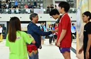 The Secretary for Labour and Welfare, Dr Law Chi-kwong, attended the Swimming Competition and Swimming Invitation Competition for People with Intellectual Disabilities of the 7th Hong Kong Games at Victoria Park Swimming Pool and presented medals to athletes.