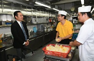 The Acting Secretary for Labour and Welfare, Mr Caspar Tsui, visited St James' Settlement and sent his regards to personnel for their commitment during the passage of the typhoon for supporting members of the public and service users. Photo shows Mr Tsui (left) expressing thanks to personnel preparing meals for elderly persons.