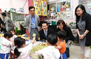 The Acting Secretary for Labour and Welfare, Mr Caspar Tsui, visited Causeway Bay Child Care Centre of St James' Settlement and sent his regards to personnel for their commitment during the passage of the typhoon for supporting members of the public and service users. Photo shows Mr Tsui (back row, second left) and the District Social Welfare Officer (Eastern and Wan Chai), Miss Hannah Yip (back row, third left), watching children playing with kinetic sand as sensory training.