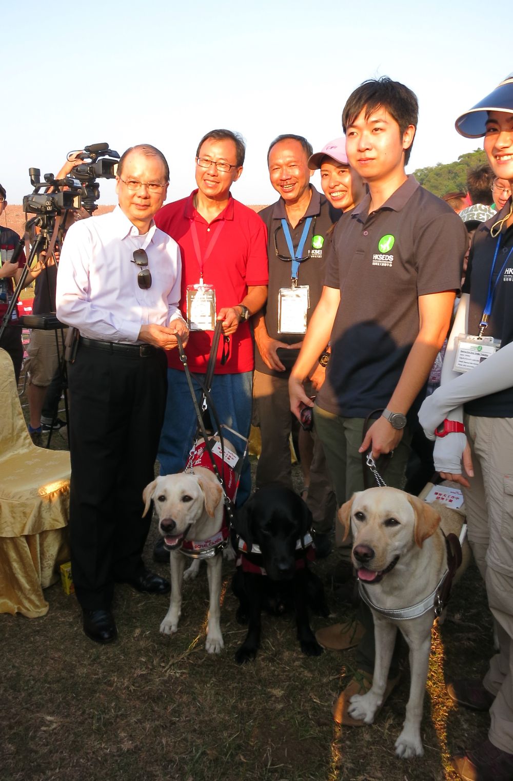 張建宗（左一）與觀星營的視障人士、義工及導盲犬合照。