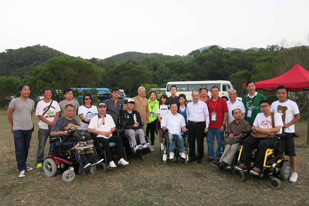張建宗（右八）與參加觀星營的殘疾人士及義工合照。