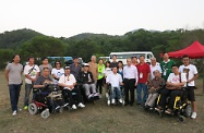 張建宗（右八）與參加觀星營的殘疾人士及義工合照。