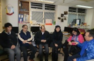 Accompanied by Chief Executive Officer of St James' Settlement, Mrs Cynthia Luk (third right), and Manager (Service for Street Sleepers), Mr Wong Hung-sang (first right), the Secretary for Labour and Welfare, Mr Matthew Cheung Kin-chung (third left), chats with volunteers of the Integrated Service Team for Street Sleepers of the organisation to learn about their work.