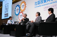 The Secretary for Labour and Welfare, Dr Law Chi-kwong (second left), attended the plenary session of the Community Investment and Inclusion Fund (CIIF) Forum on "Social Capital as a Solution". Also attending the plenary session were the Chairman of the CIIF Committee, Dr Lam Ching-choi (second right), and the Chief Executive of the Hong Kong Council of Social Service, Mr Chua Hoi-wai (first right). SC.Net Member Ms May Chan (first left) was the moderator of the plenary session.