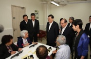The Chairman of the Standing Committee of the National People's Congress, Mr Zhang Dejiang (third left), chats with elderly people participating in a chess games activity during his visit to the Hong Kong Sheng Kung Hui Tseung Kwan O Aged Care Complex in Tseung Kwan O this morning. Joining him are the Chief Executive, Mr C Y Leung (second left); the Secretary for Labour and Welfare, Mr Matthew Cheung Kin-chung (second right); and the Director of the Hong Kong Sheng Kung Hui Welfare Council, Dr Jane Lee (first right).