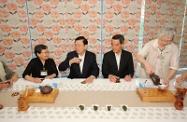 全国人大常委会委员长张德江（左二）于将军澳的香港圣公会将军澳安老服务大楼探访长者，与参加茶艺活动的长者交谈。旁为行政长官梁振英（左三）。