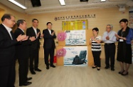 The Chairman of the Standing Committee of the National People's Congress, Mr Zhang Dejiang (second left), chats with some elderly people participating in a tea art activity during his visit to the Hong Kong Sheng Kung Hui Tseung Kwan O Aged Care Complex in Tseung Kwan O this morning. Joining him is the Chief Executive, Mr C Y Leung (third left).