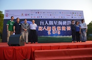 劳工及福利局局长张建宗（左四）、社会福利署署长叶文娟（右三）及其他主礼嘉宾为「盲人观星伤健营2013」主持开幕礼。