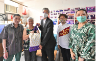 The Secretary for Labour and Welfare, Dr Law Chi-kwong, today (June 20) visited Wan Chai District and Islands District, and distributed gift packs under the Celebrations for All project in celebration of the 25th anniversary of the establishment of the Hong Kong Special Administrative Region, extending warm regards to the disadvantaged and the underprivileged. Photo shows (from third left) Dr Law; the Chairman of the OIWA, Ms Chau Chuen-heung; and the District Officer (Islands), Miss Amy Yeung, in a visit to elderly doubletons in Tung Chung, encouraging them to make good use of anti-epidemic supplies for personal protection during festive celebrations.