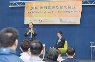 When exchanging views with hundreds of workers from the social welfare sector, Mr Cheung (left) cited examples to illustrate the fact that the current-term government attached great importance to social welfare in the past four years. He also stressed that elderly care and poverty alleviation topped the government’s agenda. He added that collaboration among different sectors in the society, including members of the social welfare sector and The Hong Kong Council of Social Service (HKCSS) would be much needed. Next to Mr Cheung is the Chief Executive of the HKCSS, Mr Chua Hoi-wai.