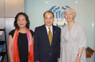 劳工及福利局局长张建宗（中）拜访国际劳工组织北京局。旁为国际劳工组织北京局局长霍百安（右）及副局长管静和（左）。