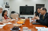 Mr Cheung (first right) in a meeting with the ILO Beijing Office to exchange views on international labour issues.