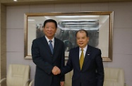 Mr Cheung (right) is pictured with the Minister of Human Resources and Social Security, Mr Yin Weimin (left).