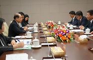 Mr Cheung (second left) meets with officials of the Ministry of Human Resources and Social Security to brief them on the latest labour market situation and developments on the labour relations front in the Hong Kong Special Administrative Region.