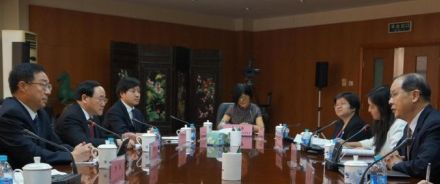 张建宗（右一）向副部长宫蒲光（左一）及民政部其他官员介绍本届香港特别行政区政府福利政策的施政重点。