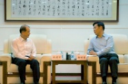 张建宗（左）与杨栋梁就建造业安全和其他有关职业安全与健康事务作出交流。